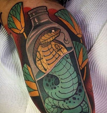 New School大臂瓶子蛇纹身图案