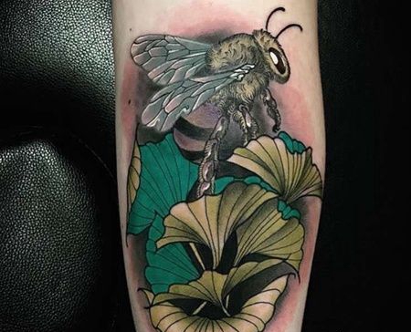 New School小臂蜜蜂银杏叶纹身图案