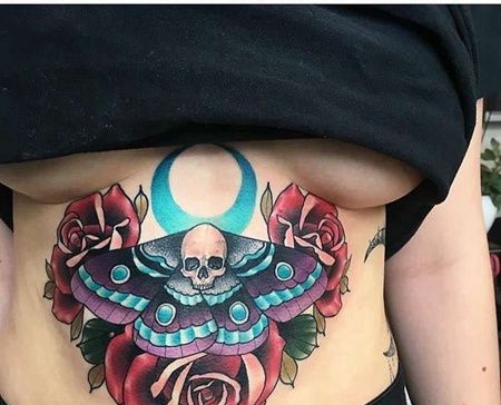 New School胸下蝴蝶玫瑰纹身图案