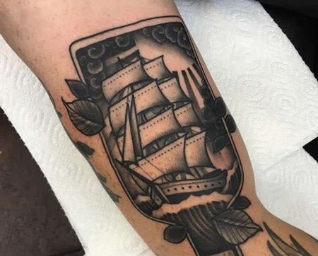 New School大臂瓶子帆船纹身图案