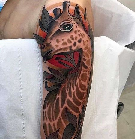 New School大臂长颈鹿纹身图案