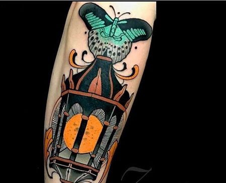 New School小臂灯笼蝴蝶纹身图案