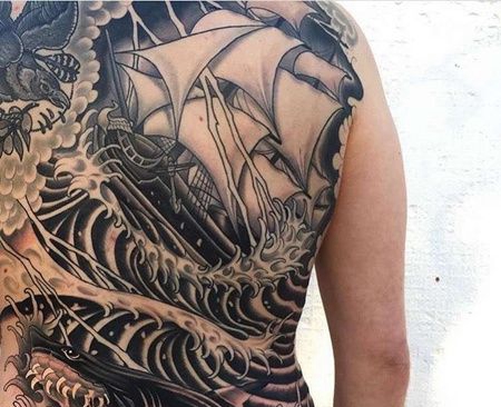 New School后背帆船鲨鱼纹身图案