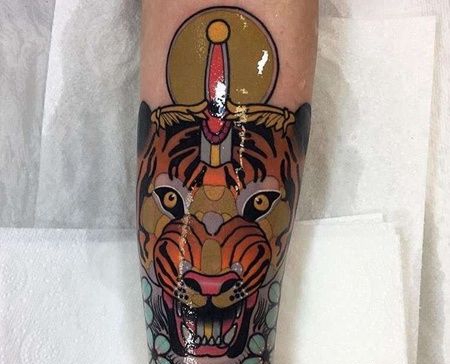 New School小臂老虎匕首纹身图案