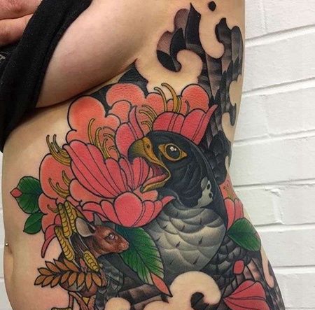 New School侧腰老鹰纹身图案