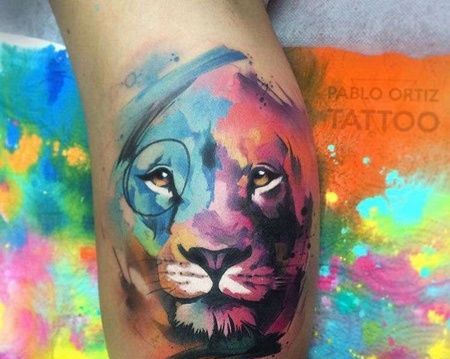 水彩小腿狮子纹身图案