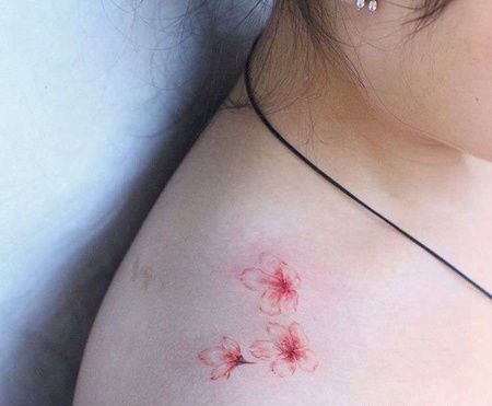 小清新肩上樱花纹身图案