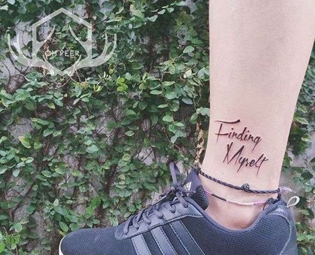 字母脚踝纹身图案