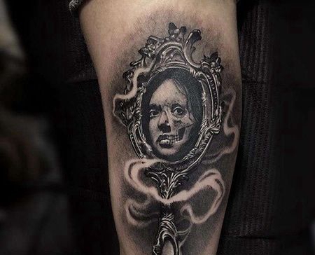 写实大臂女人镜子纹身图案