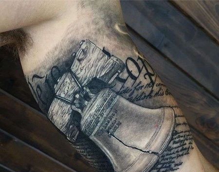 写实大臂钟纹身图案