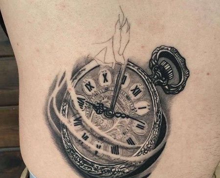写实腹部钟表纹身图案
