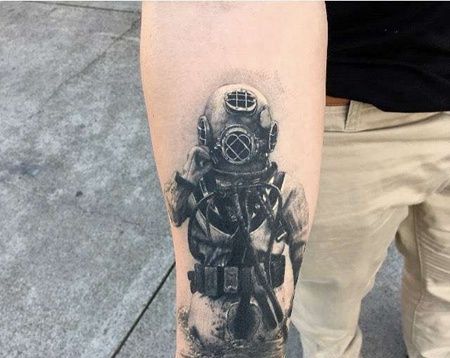 写实小臂潜水员纹身图案