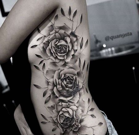 写实侧腰玫瑰纹身图案