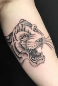 一组帅气的黑灰手臂纹身图案