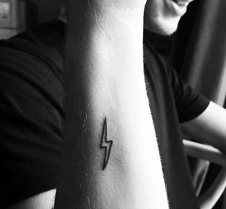 小清新小臂闪电纹身图案