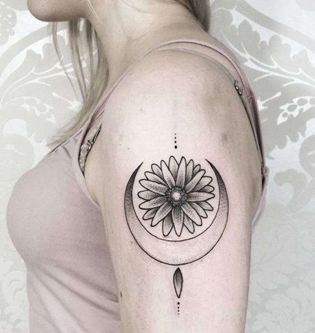 点线大臂花卉月亮纹身图案