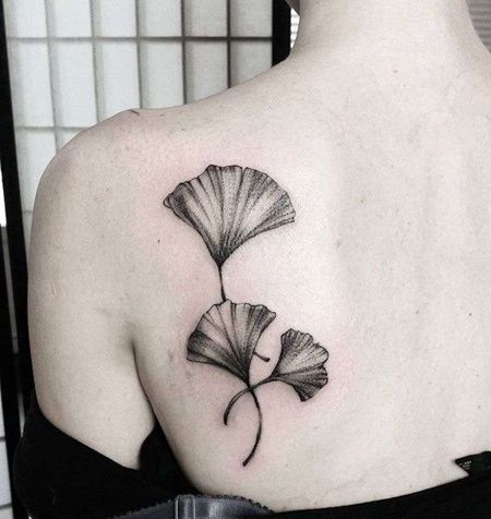 点线后背银杏叶纹身图案