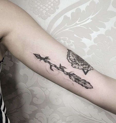 点线大臂箭纹身图案