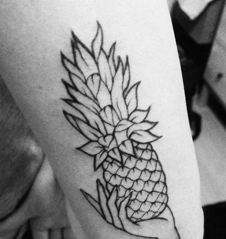 线条小臂菠萝纹身图案