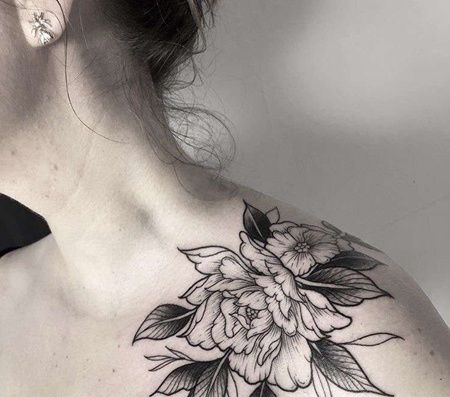 线条肩上花卉纹身图案