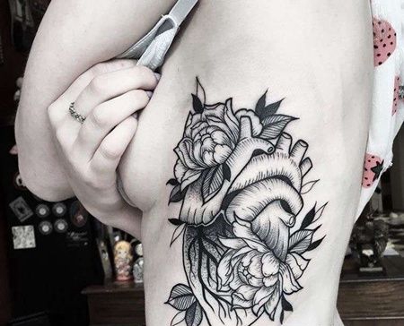 线条侧腰心脏纹身图案