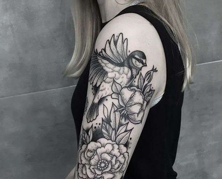 线条大臂鸟花卉纹身图案