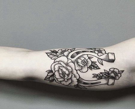 线条大臂花卉马蹄铁纹身图案