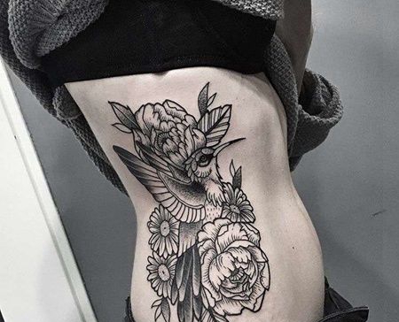 线条侧腰花卉鸟纹身图案