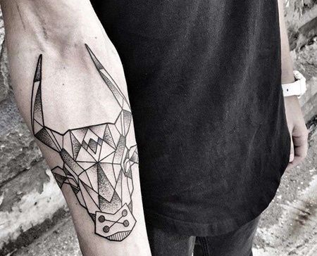 几何小臂牛纹身图案