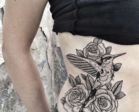 线条侧腰玫瑰鸟纹身图案