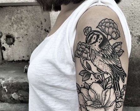 线条大臂花卉鸟纹身图案