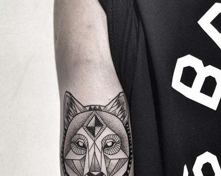 几何大臂狼纹身图案