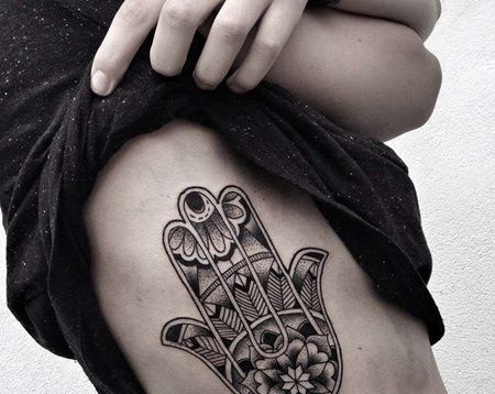 点线侧腰手纹身图案