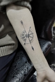 一组几何点刺风手臂纹身图案