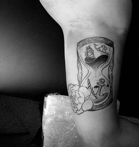 大臂沙漏纹身图案