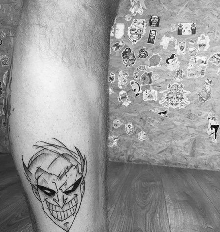 线条小腿小丑纹身图案