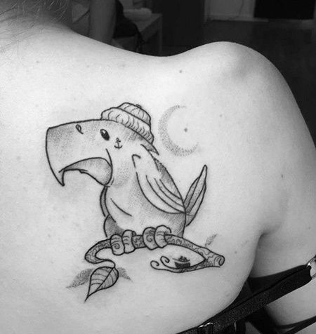 线条后背鹦鹉纹身图案