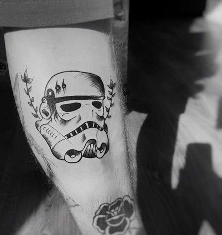 线条小腿黑武士纹身图案