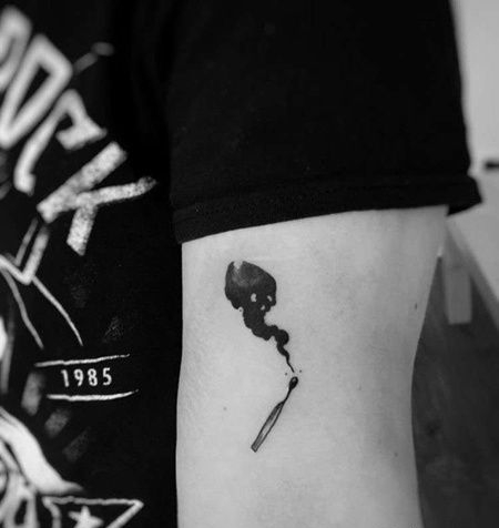 大臂火柴纹身图案