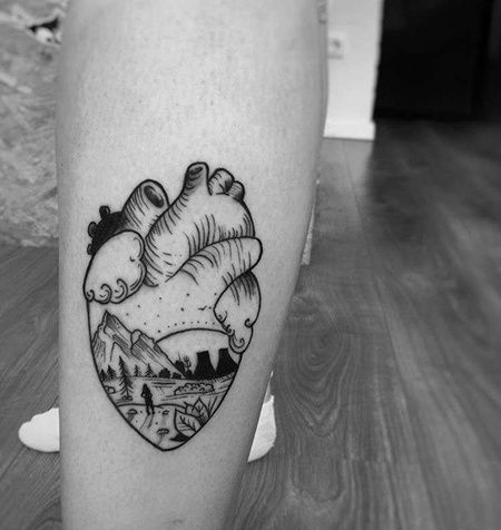 线条小腿心脏纹身图案