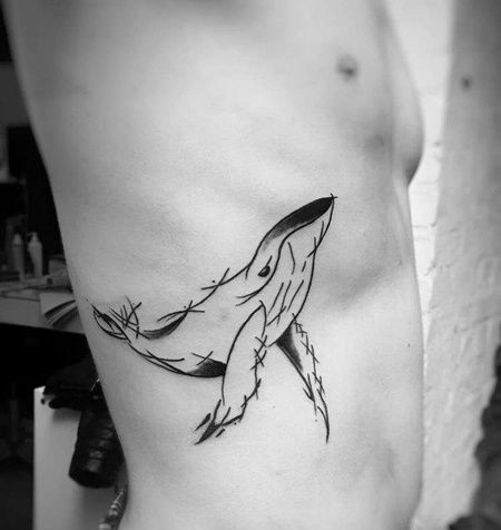 线条侧腰鲸鱼纹身图案