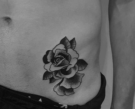 点刺腹部玫瑰纹身图案