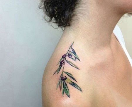 水彩肩上花卉纹身图案