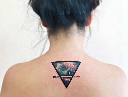 水彩后背星球纹身图案