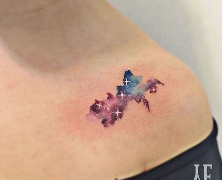 水彩锁骨纹身图案