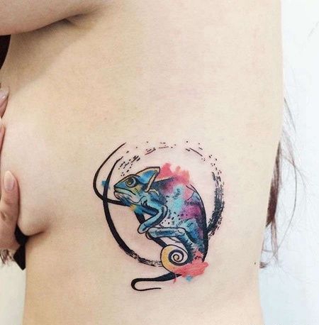 水彩侧腰变色龙纹身图案