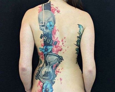 水彩后背沙漏骷髅纹身图案