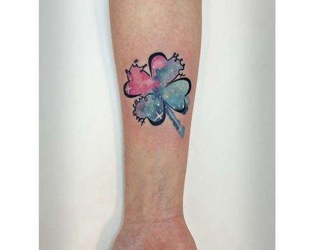 水彩小臂四叶草纹身图案