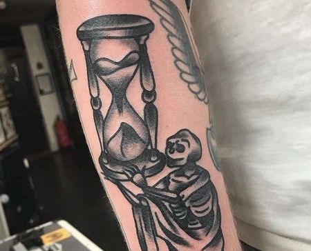 Old School小臂骷髅沙漏纹身图案