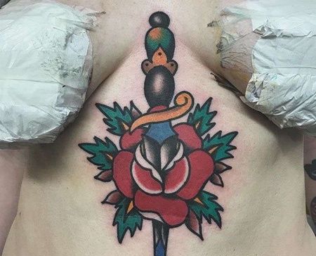 Old School胸下玫瑰匕首纹身图案